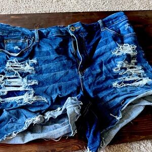 American Eagle women’s distressed jean shorts